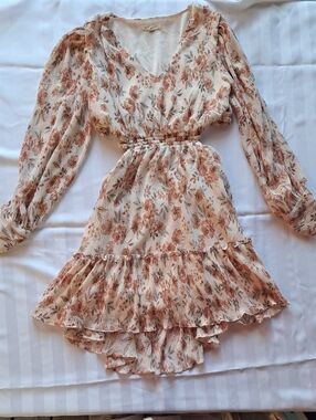 Cream Floral Long-Sleeve V‑Neck Open Back Dress